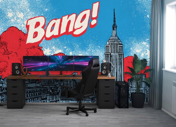 Fototapete mit Pop-Art-Motiv, Schriftzug Bang und Stadtsilhouette in einem modern eingerichteten Arbeitszimmer mit Gaming-Setup.