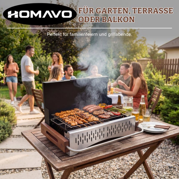 Homavo Logo. Tischgrill aus Edelstahl und Holz auf Gartentisch. Eine Gruppe von Menschen feiert im sonnigen Garten im Hintergrund.