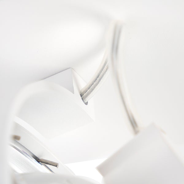 Detailaufnahme einer Deckenleuchte mit Kabel