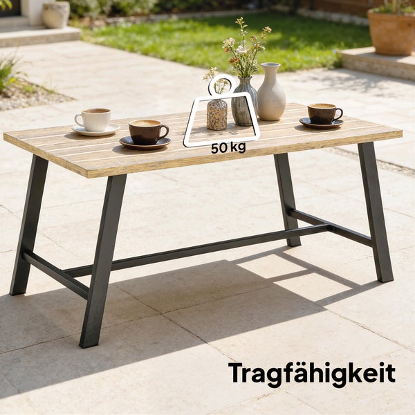 Heller, organisierter Geräteschuppen aus Metall mit Schiebetür auf einer Terrasse, gefüllt mit Leiter und Schlauchwagen vor einem Garten-Holzzaun.