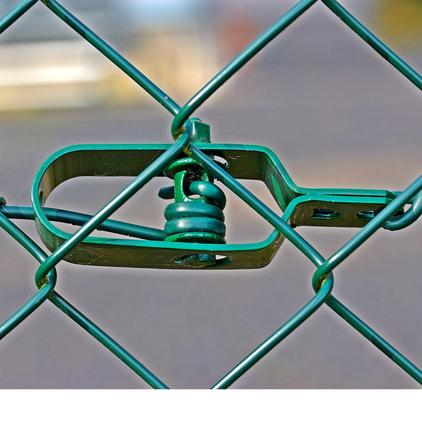 Detailaufnahme eines Drahtzauns mit einem Federhaken zur Befestigung