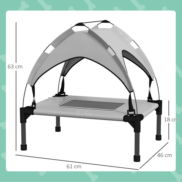 Erhöhtes Tierbett mit Sonnendach, Maße 61 mal 46 mal 63 Zentimeter, Liegehöhe 18 Zentimeter, Mesh-Einsatz 30 mal 21 Zentimeter.