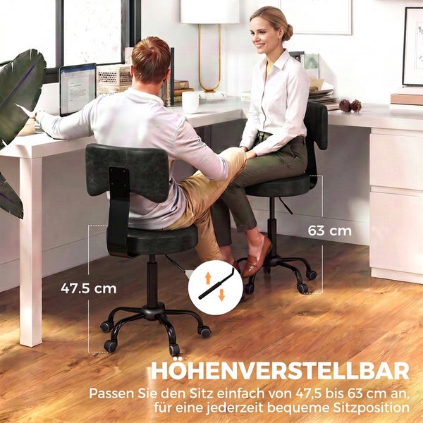 Zwei Personen sitzen auf höhenverstellbaren Drehstühlen an einem Schreibtisch im Büro.