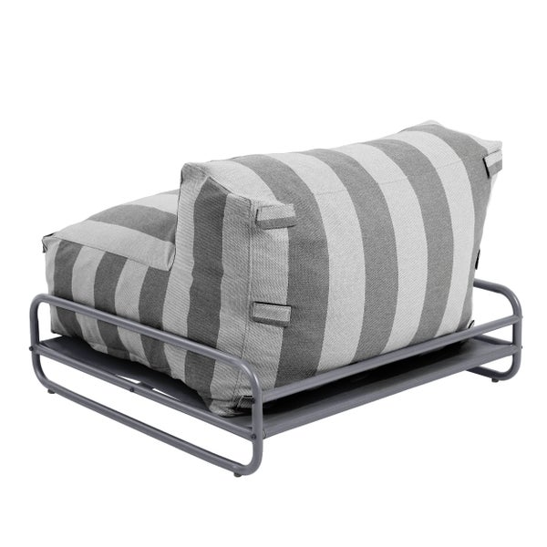 Outdoor-Loungesessel mit gestreiftem Kissen und Metallgestell, Rückansicht.