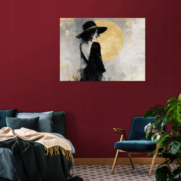 Wandbild mit abstraktem Motiv einer Frau mit Hut vor einem Vollmond in einem Schlafzimmer mit Sessel und Bett