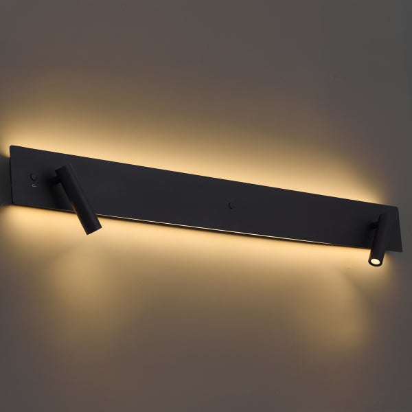 Schwarze LED-Wandleuchte mit zwei verstellbaren Spotstrahlern, USB-Ladeanschluss und indirektem, warmem Licht.