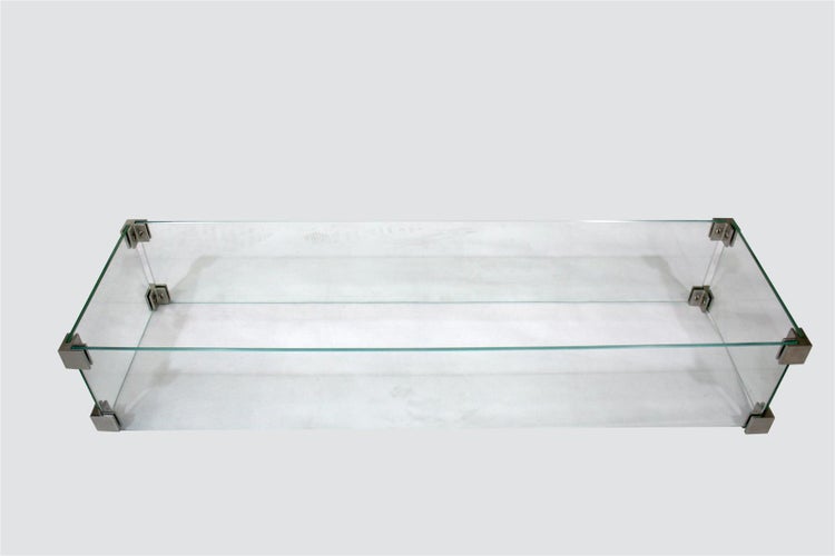 Rechteckiger Windschutz aus Glas für Feuerstellen mit Eckverbindern aus Metall.