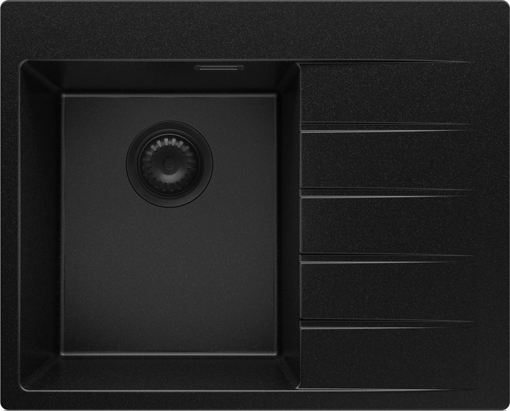 Helle und einladende Wohnzene mit Ecksofa, Couchtisch, Dekoration und Kunst