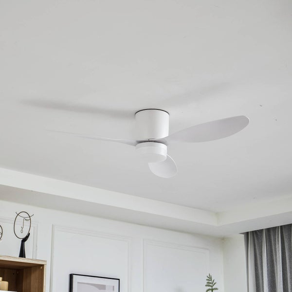 Moderner Deckenventilator mit integrierter LED Leuchte, drei geschwungene Flügel, flach an der Decke montiert in einem hellen Zimmer.