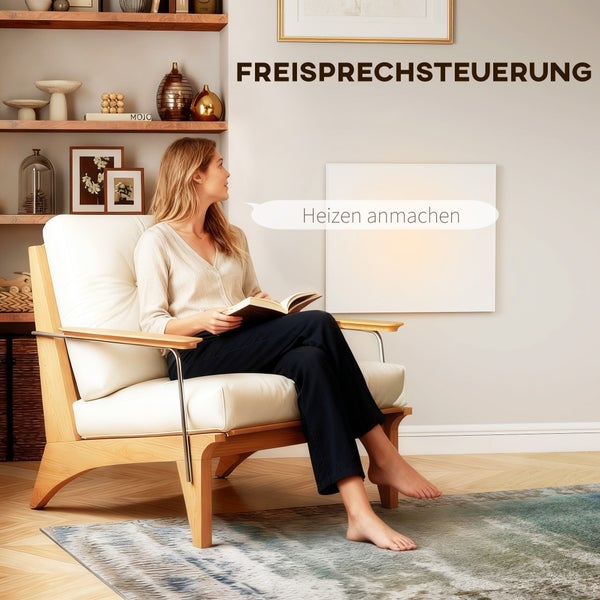 Frau liest in einem Sessel in einem hellen Wohnzimmer