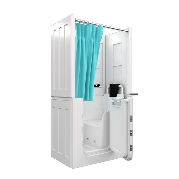 Modernes Badezimmer mit weißer barrierefreier Sitzbadewanne inklusive Einstiegstür und integriertem Sitz. Mit Duschvorhang und Handtuchheizkörper.