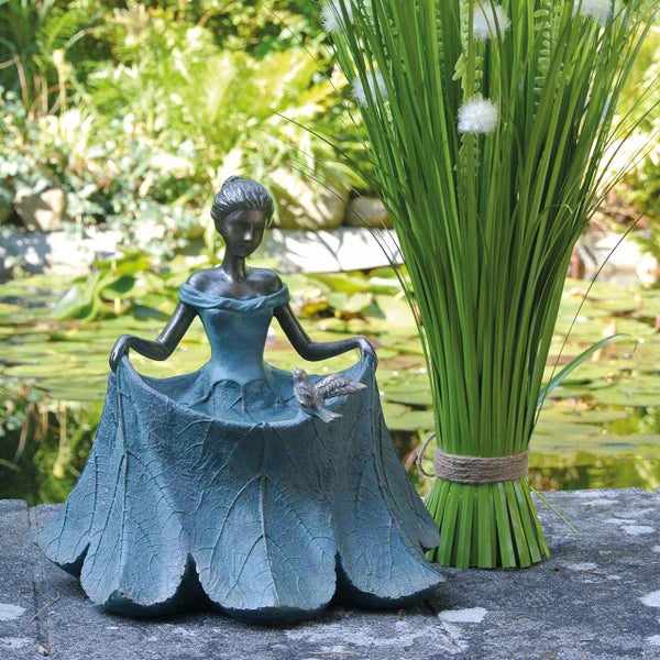 Dekorative Mädchenfigur mit Vogel und Kunstpflanzen für den Garten