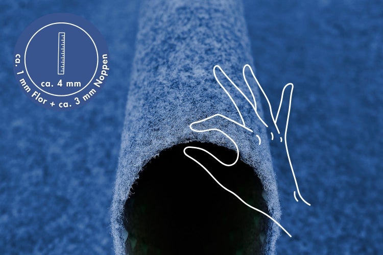 Bodenbelag mit einer Gesamthöhe von circa 4 Millimetern, bestehend aus circa 1 Millimeter Flor und circa 3 Millimeter Noppen.