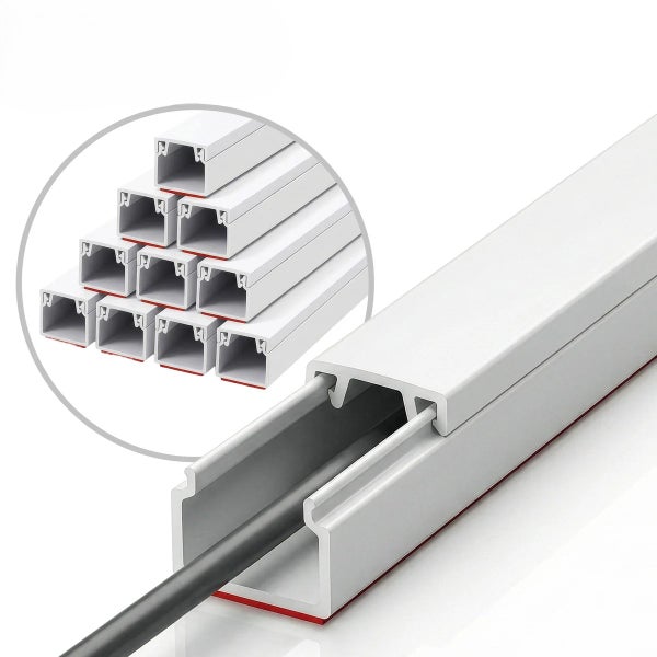 Selbstklebender Kabelkanal aus weißem Kunststoff für die Wandmontage mit einem Kabel im Inneren.