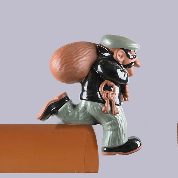 Firstfigur Räuber aus Keramik für den Dachfirst, dekorative Dachfigur mit Sack und Schlüsseln.