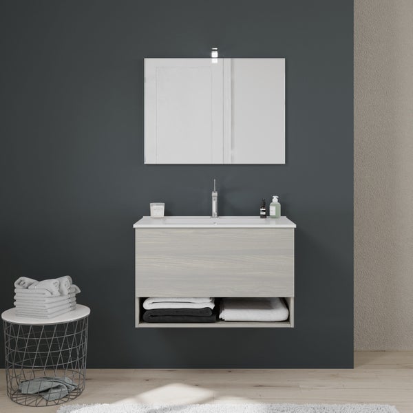 Badezimmer mit Waschbeckenunterschrank, Spiegel, Handtüchern und Ablagetisch