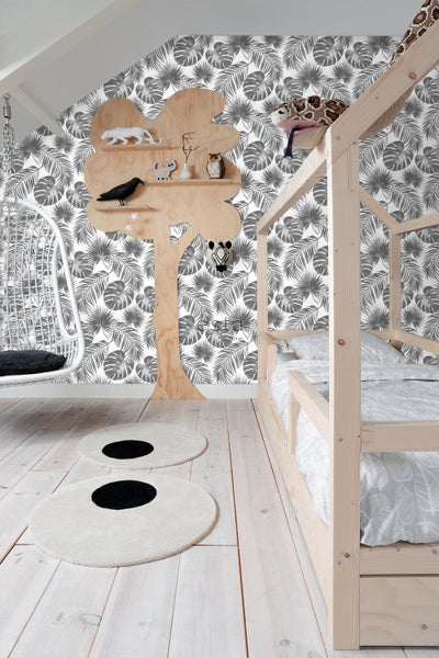 Helles Kinderzimmer mit Baumregal, Himmelbett und Blättertapete