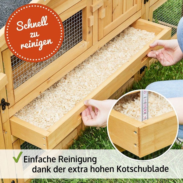 Kleintierstall aus Holz mit einer hohen herausziehbaren Kotschublade für eine einfache Reinigung.