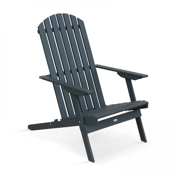 Dunkelgrauer Adirondack Gartenstuhl aus Kunststoff mit Lattenrückenlehne und breiten Armlehnen.