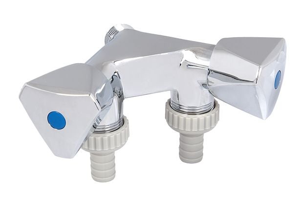 Zwillings-Auslaufventil aus verchromtem Metall mit zwei Dreiecksgriffen und Schlauchverschraubungen.