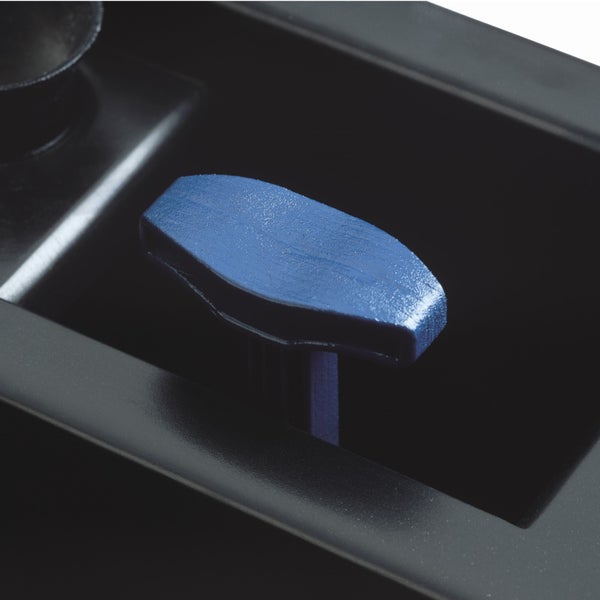 Blauer T-Griff in einem schwarzen Gehäuse.