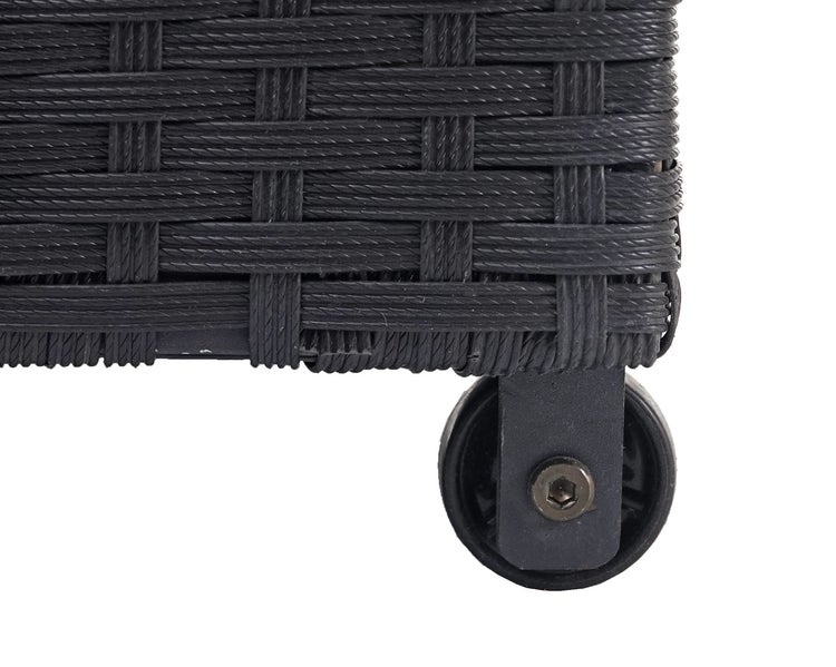 Detailaufnahme eines Möbelstücks mit Rollen und geflochtener Oberfläche