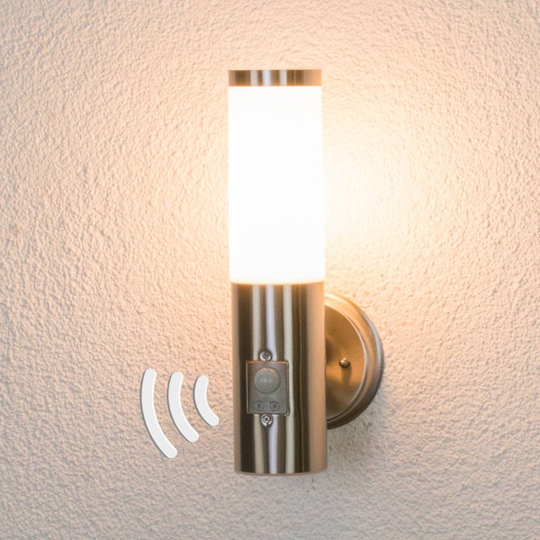 Lindby Wandleuchte außen Kristof mit Bewegungsmelder (spritzwassergeschützt (Modern) in Alu aus Edelstahl (1 flammig, E27) - Wandlampe für Außenwand/Hauswand Haus Terrasse und Balkon