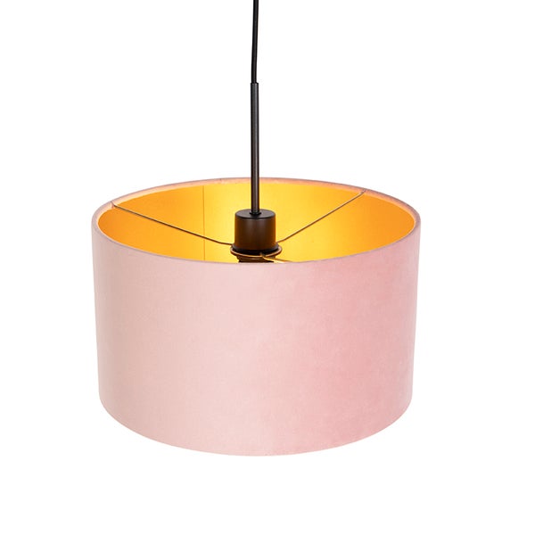 Hängeleuchte mit zylindrischem Samtschirm in Rosa und goldener Innenseite, schwarze Aufhängung.