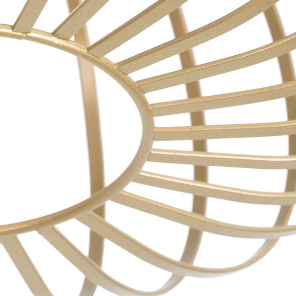 Detailaufnahme einer goldenen Metallschale mit Gitterstruktur