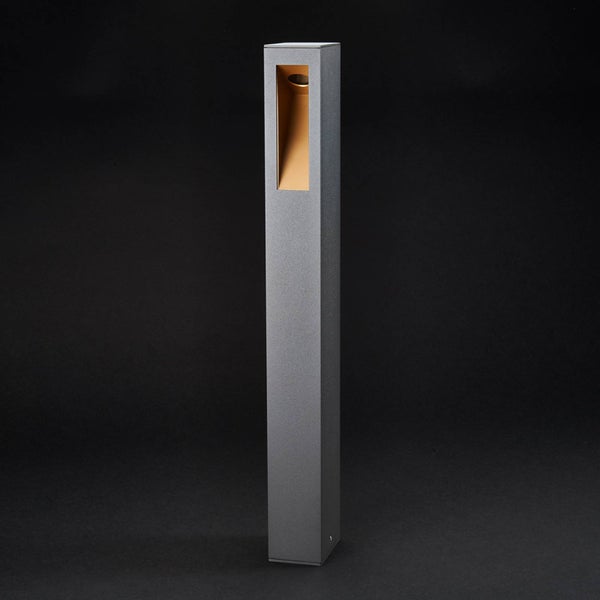 Moderne Wegeleuchte in Anthrazit mit goldfarbenem Reflektor, rechteckige Pollerleuchte aus Aluminium für den Außenbereich.