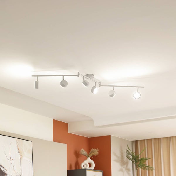 Deckenleuchte mit mehreren Strahlern an Schienen