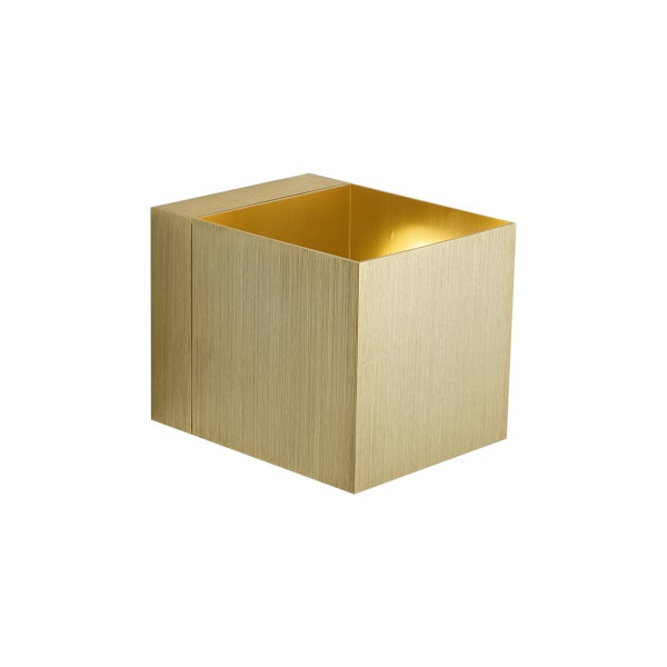 Würfelförmige Wandleuchte aus Metall mit gebürsteter Oberfläche in Goldoptik.