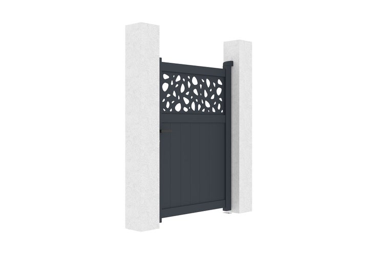 Gartentor aus Aluminium in Anthrazit mit dekorativem Lochmuster oben und vertikalen Lamellen unten, montiert zwischen zwei weißen Pfeilern.
