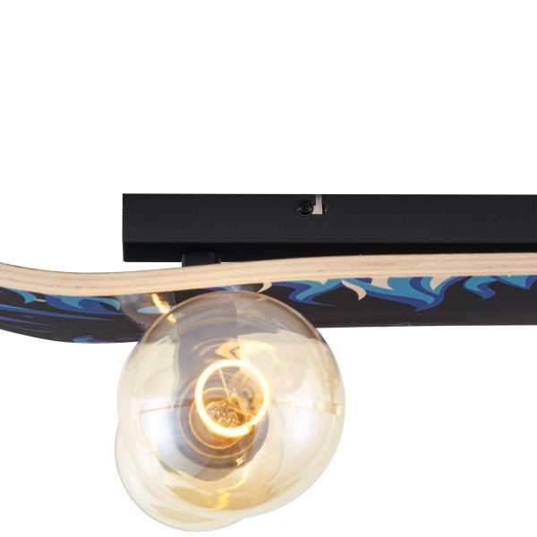 Detailansicht einer Deckenleuchte im Skateboard Design mit einer LED Lampe und schwarzer Halterung.