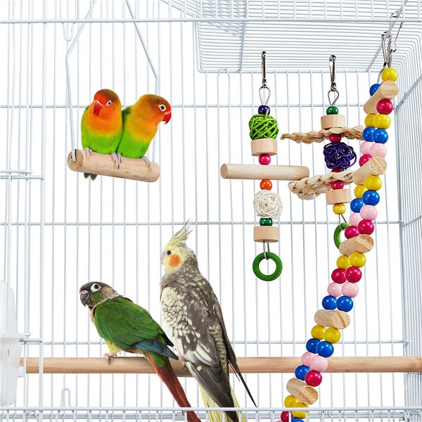 Vogelkäfig mit Spielzeug und Vögeln