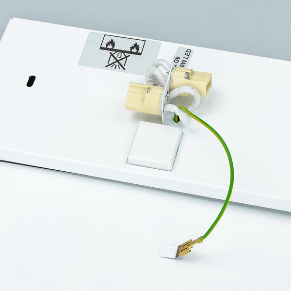 Detailansicht einer Leuchte mit Warnsymbol für brennbare Materialien und Hinweis auf Mindestabstand