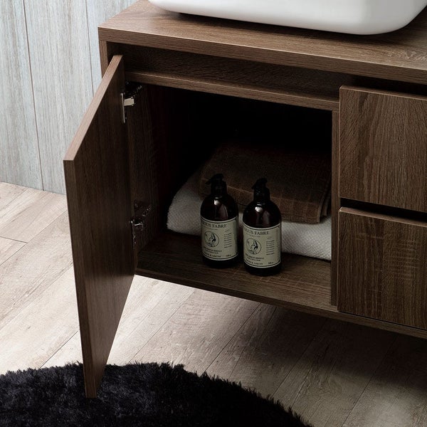 Waschtischunterschrank mit geöffneter Tür, Handtüchern und Seifenspendern