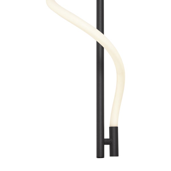 Detailansicht einer schwarzen Stehleuchte mit geschwungenem, leuchtendem Element