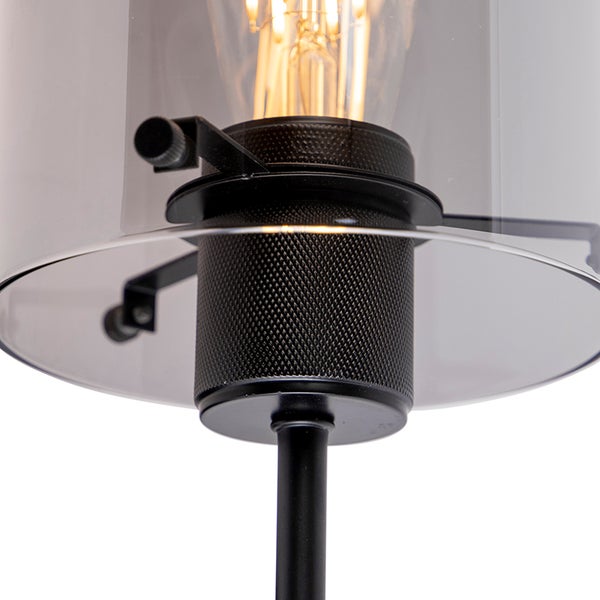 Detailaufnahme einer Lampe mit Lampenschirm und Leuchtmittel