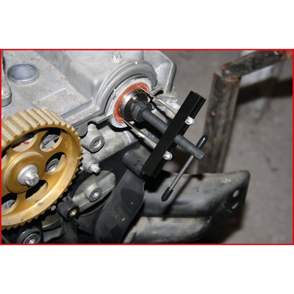 Spezialwerkzeug zur Demontage eines Radialwellendichtrings an einem Motor