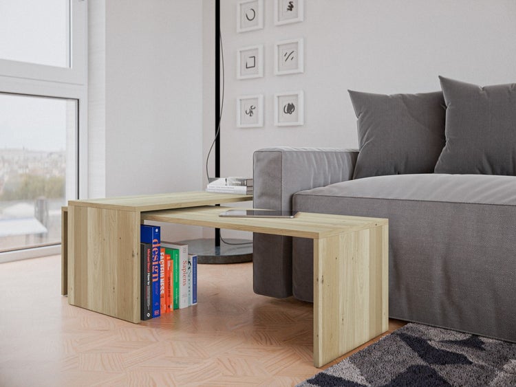 Zweiteiliger Satztisch in Holzoptik in einem hellen, modern eingerichteten Wohnzimmer mit Sofa und großen Fenstern.
