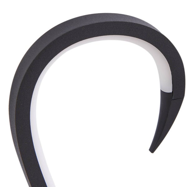 Detailansicht einer schwarzen gebogenen modernen LED Leuchte mit integriertem Licht.