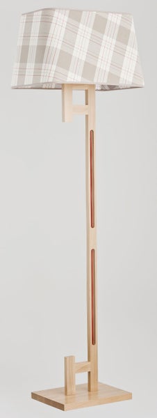 Moderne Stehlampe aus hellem Holz mit rechteckigem Textilschirm in Karomuster.