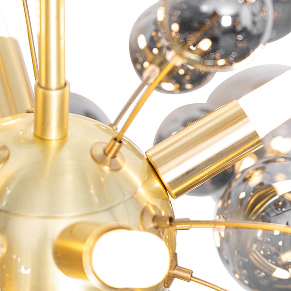 Detailaufnahme einer goldenen Hängeleuchte mit Glaskugeln