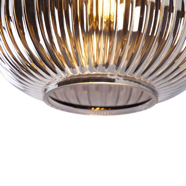 Detailansicht einer Glasleuchte mit gerippter Oberfläche