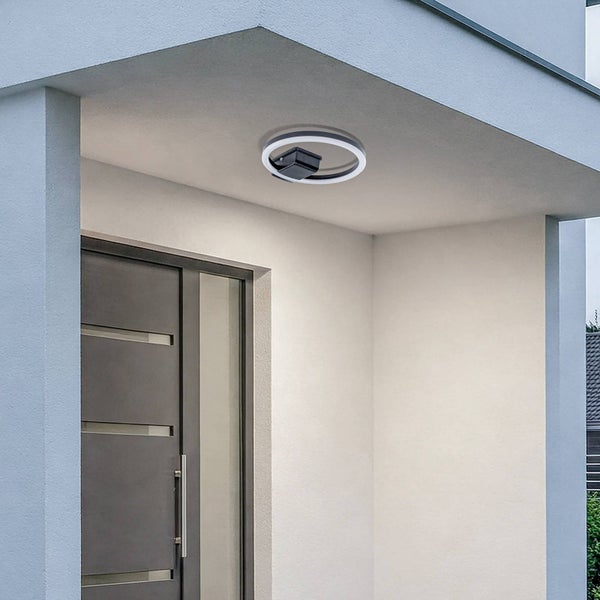 Moderne LED Außen-Deckenleuchte in Ringform montiert an der Decke eines hellen überdachten Eingangsbereichs eines Hauses.