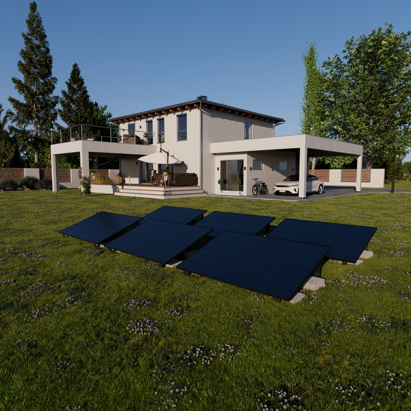 Modernes helles Wohnhaus mit Terrasse und Carport sowie auf der Rasenfläche im Garten installierten Photovoltaik-Modulen.