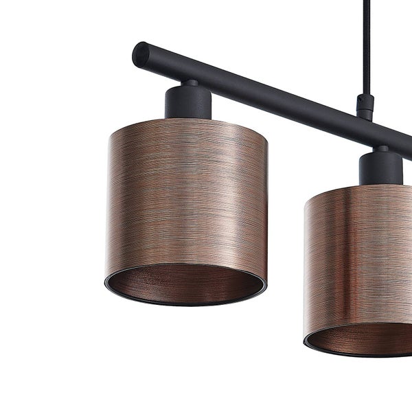 Detailansicht einer Pendelleuchte mit zylindrischen Schirmen in Kupferoptik und schwarzer Halterung.