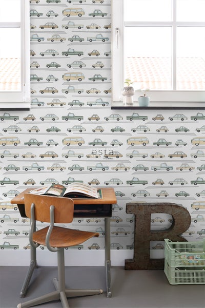 Zimmer mit Schreibtisch und Tapete mit Automotiven