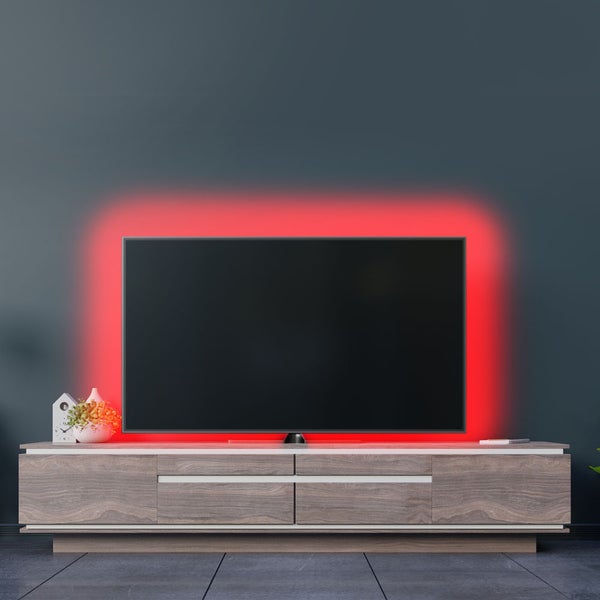 LED-Streifen für die Hintergrundbeleuchtung eines Fernsehers auf einem Sideboard aus Holz, modernes Wohnzimmer mit indirektem Licht.